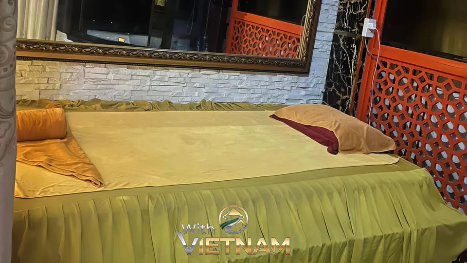 거울 앞 노란색 커버의 마사지 베드