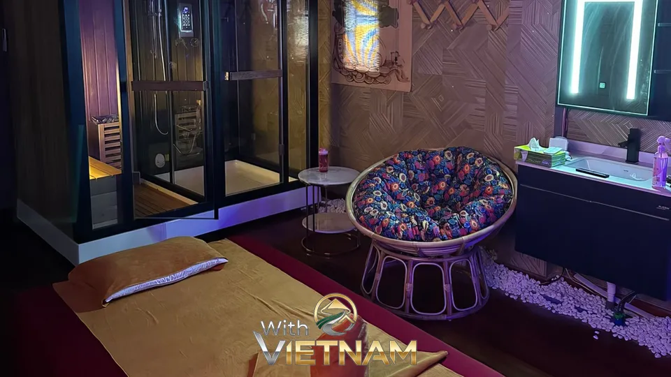 화려한 의자와 마사지 베드가 있는 방