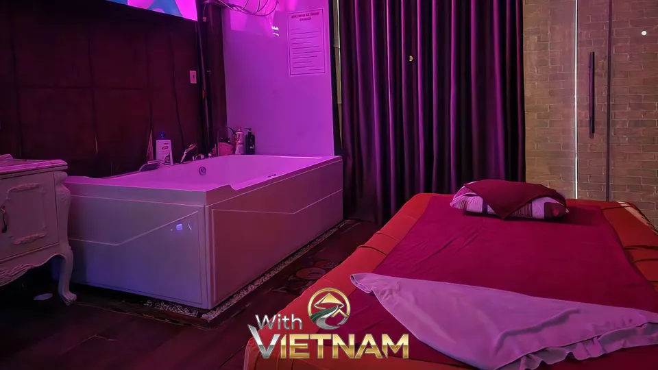 욕조와 붉은 시트의 마사지 베드