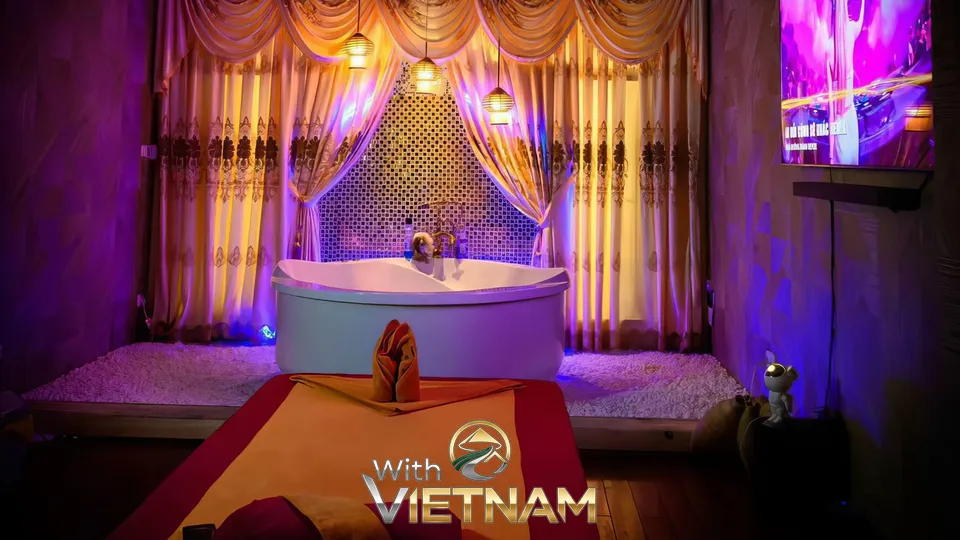 우아한 커튼과 욕조가 있는 마사지실