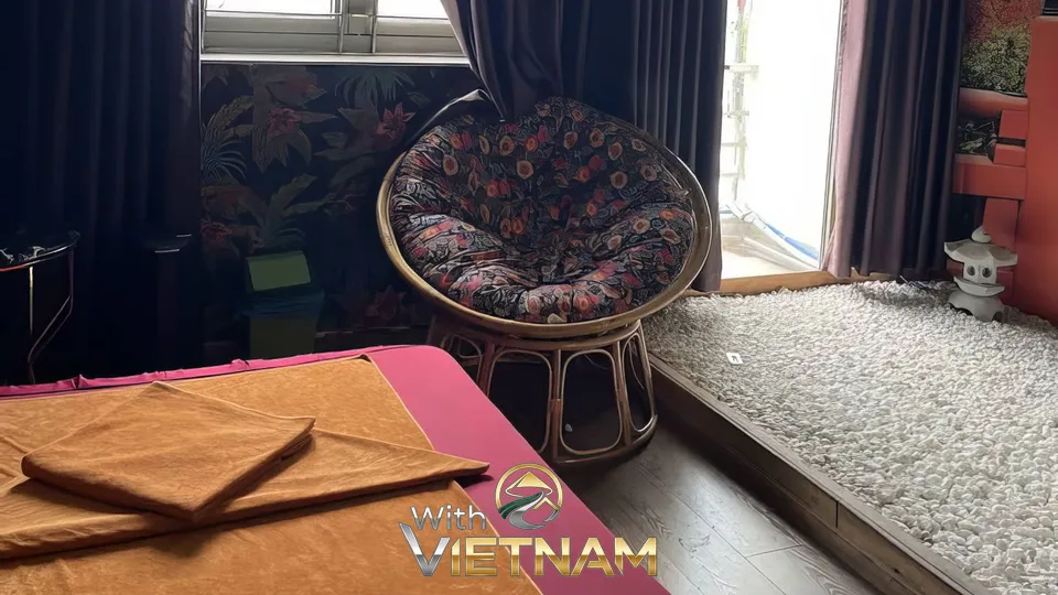 독특한 원형 의자가 있는 마사지룸