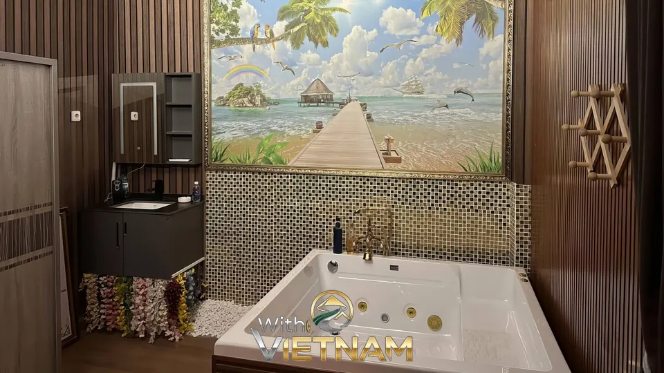 해변 벽화와 욕조가 있는 마사지실