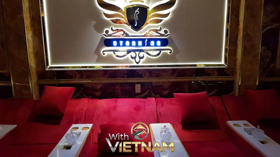 날개 로고 조명과 붉은 소파