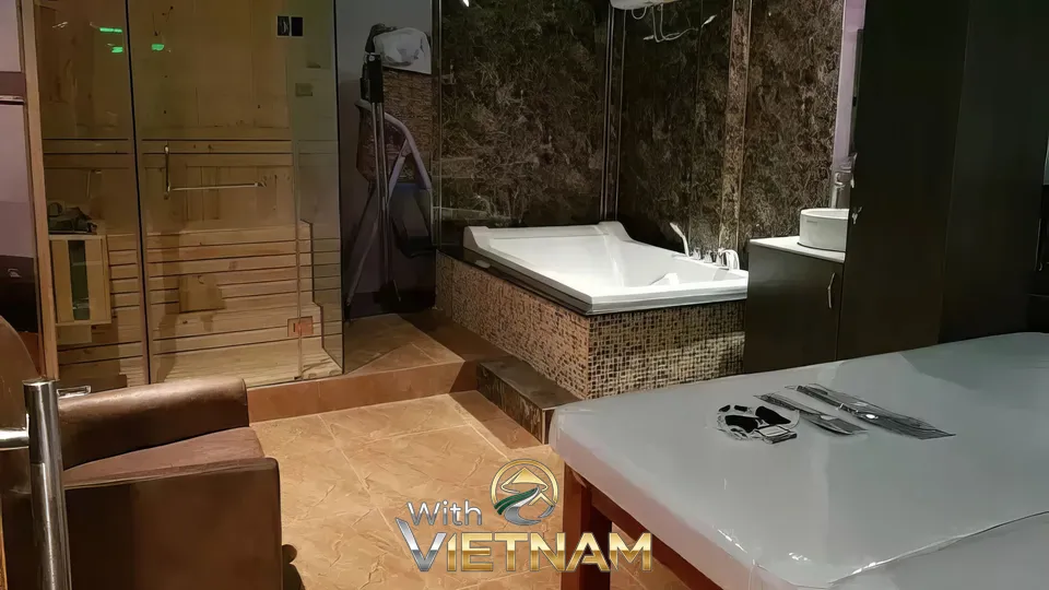 마사지실의 욕조와 나무 사우나