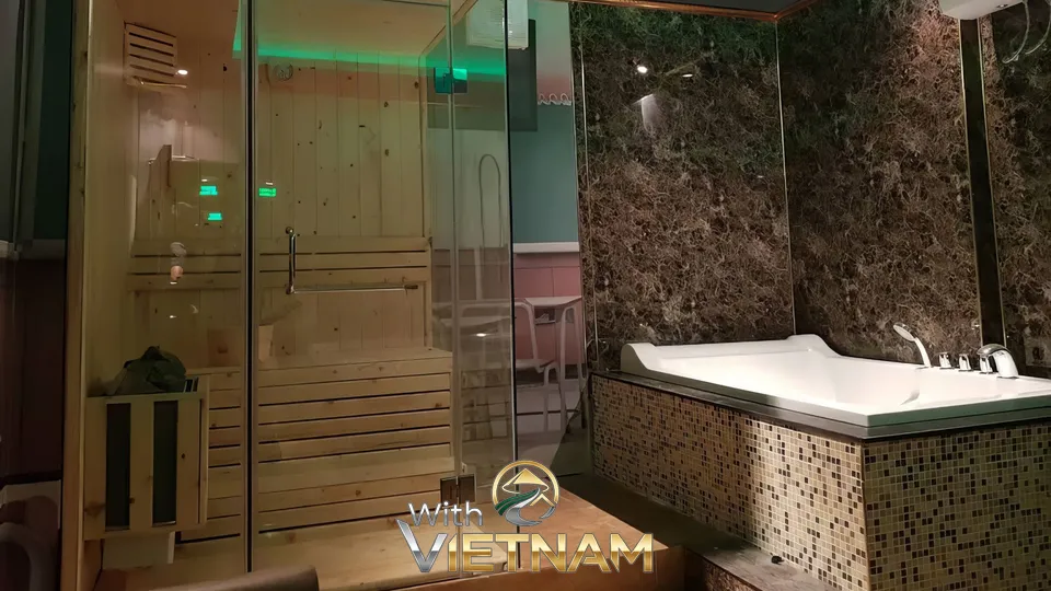 욕조와 유리문 너머의 사우나