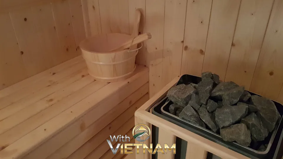 나무 사우나 내부와 사우나 스톤