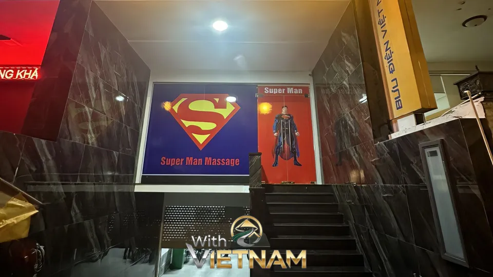 슈퍼맨 마사지 가게의 입구 전경