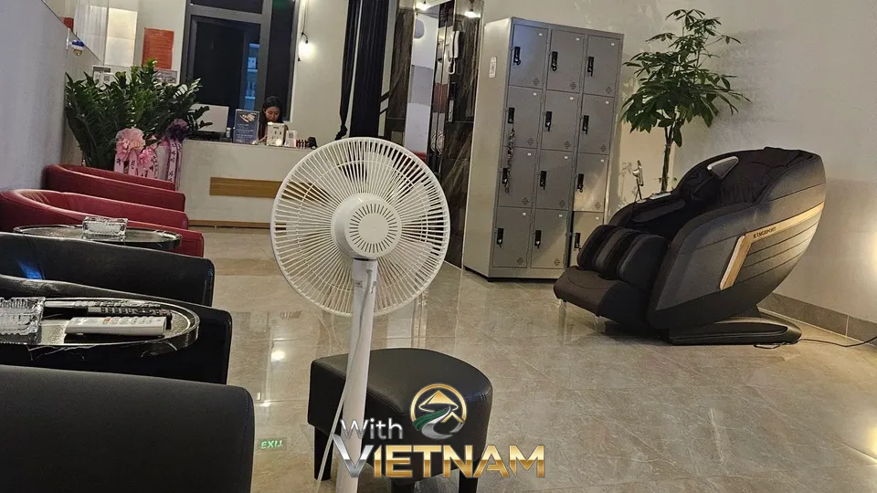 고급 안마의자와 사물함이 있는 공간