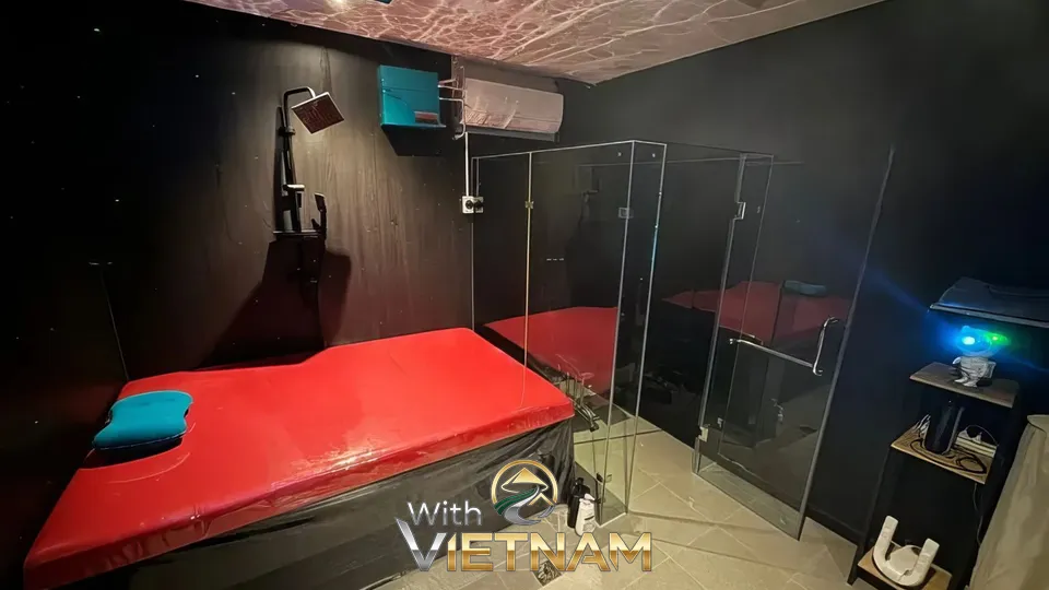 빨간색 마사지 베드와 샤워부스