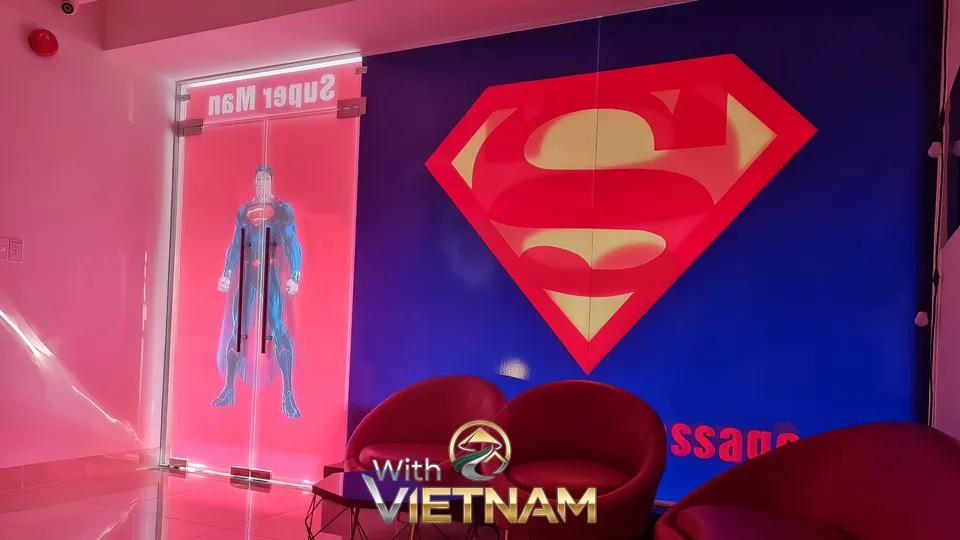 슈퍼맨 테마의 마사지 가게 내부