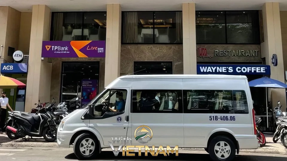 호텔 앞에 주차된 흰색 셔틀 밴