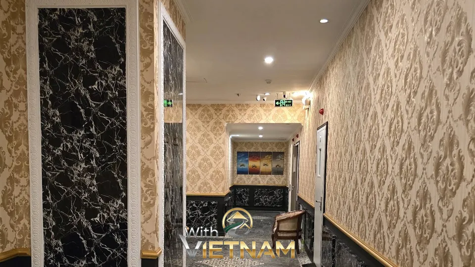 대리석 패턴 벽지로 꾸며진 고급스러운 복도