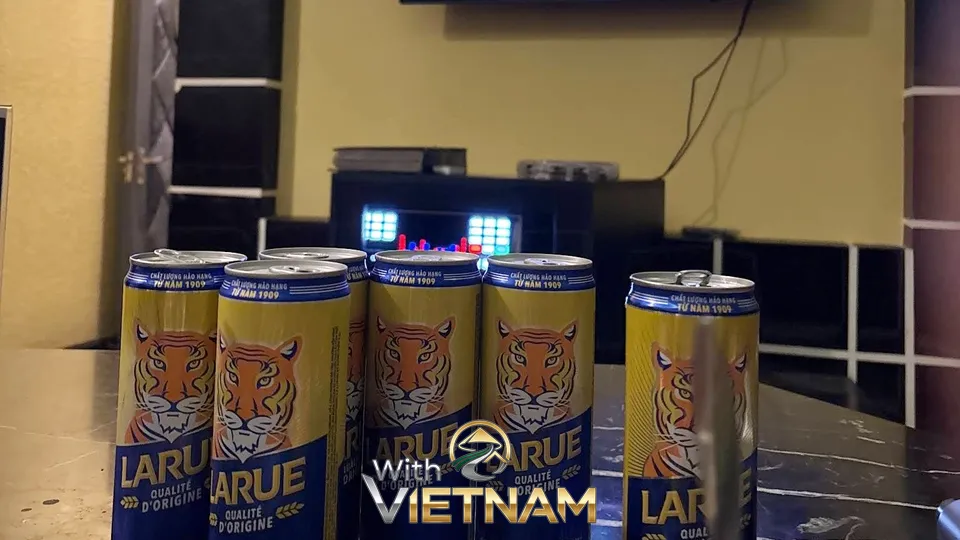 테이블 위에 놓인 라루 맥주 캔들