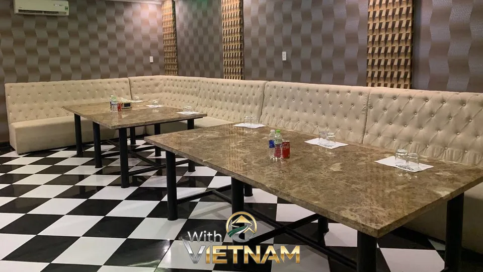 체크무늬 바닥과 긴 소파가 있는 대형 룸