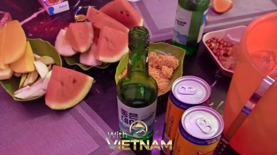 신선한 과일 안주와 소주 및 맥주 세팅