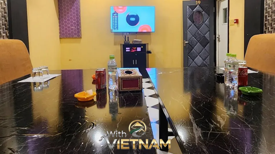 노래방 기기와 대리석 테이블이 있는 룸 내부