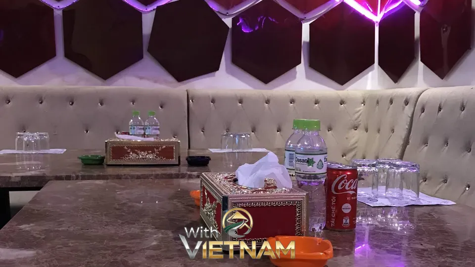 생수와 음료가 세팅된 깔끔한 대리석 테이블