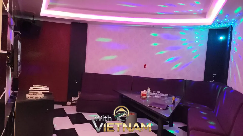 미러볼 조명이 비치는 가라오케 룸
