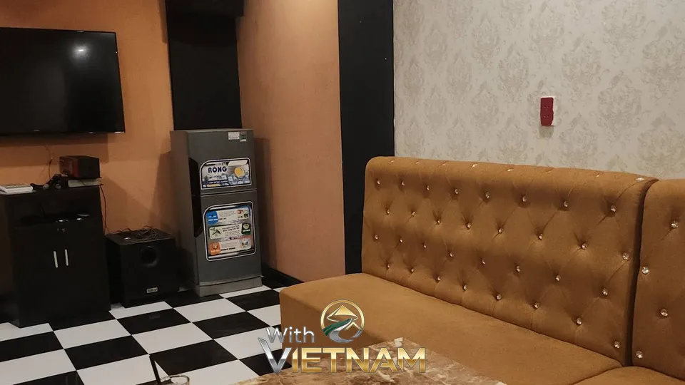 냉장고와 푹신한 황토색 소파가 구비된 룸 내부