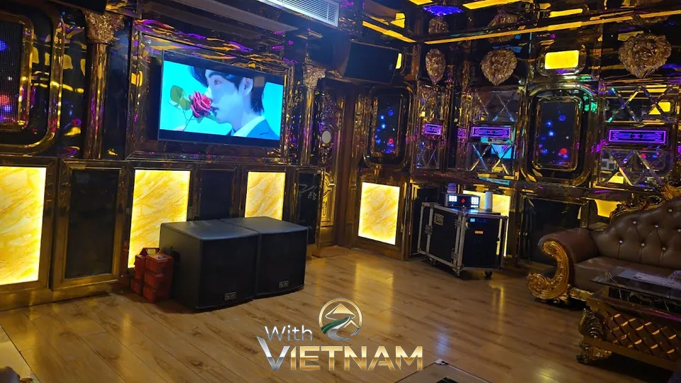 고급스러운 인테리어의 대형 룸 내부