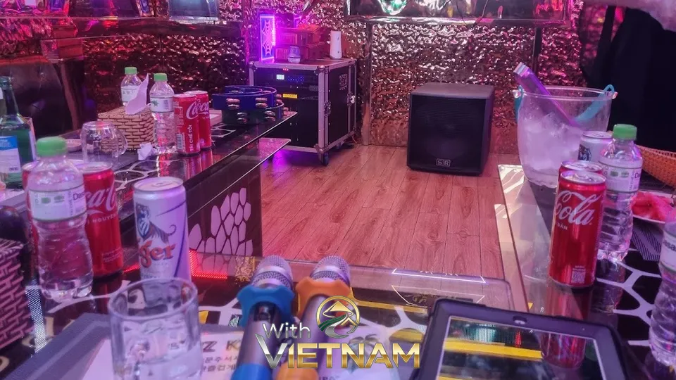 테이블 위 음료와 마이크가 세팅된 룸 내부