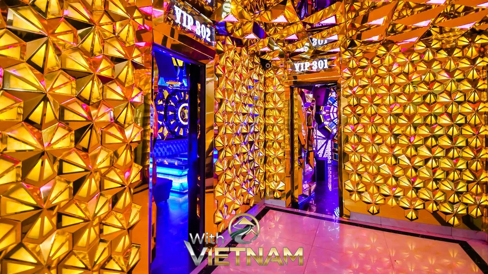 입체 벽면이 돋보이는 럭셔리 복도