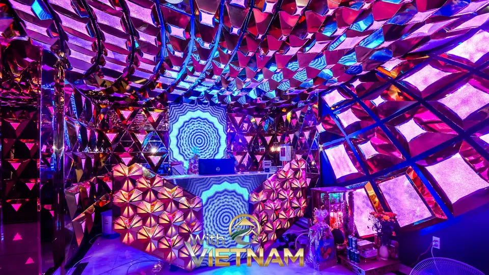 화려한 패턴 조명과 황금빛 장식의 로비 데스크