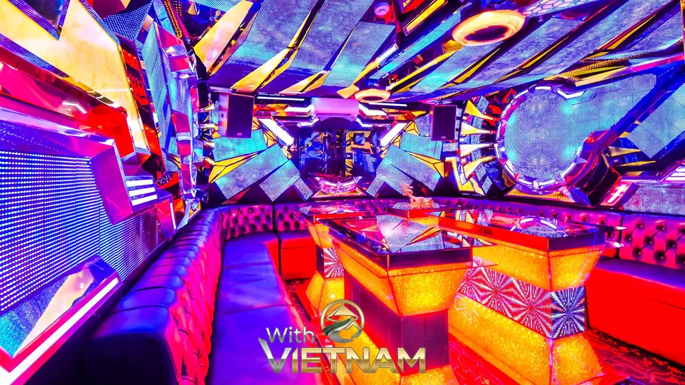 사이버네틱한 조명과 보라색 소파가 있는 룸