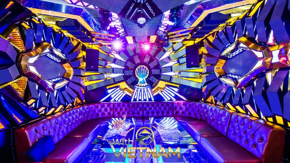 거울 반사와 화려한 LED가 어우러진 내부 시설