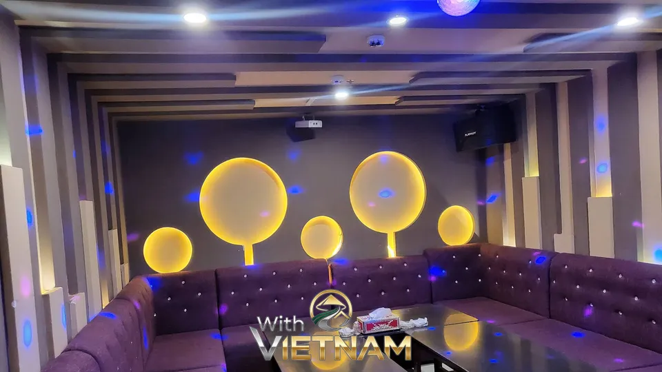 원형 조명 포인트와 보라색 소파가 있는 대형 룸