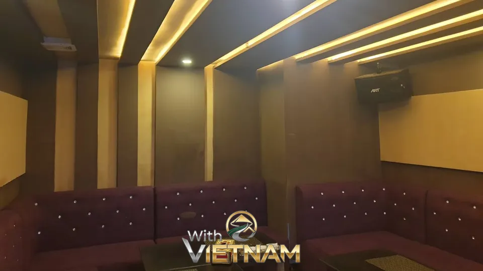 간접 조명으로 아늑한 분위기를 낸 룸 전경