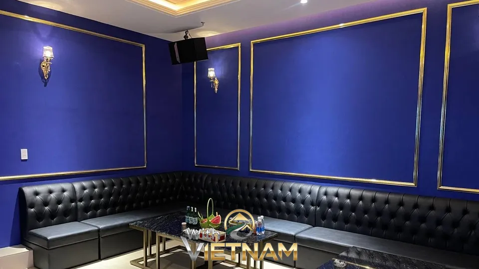 가죽 소파와 대리석 테이블이 완비된 룸