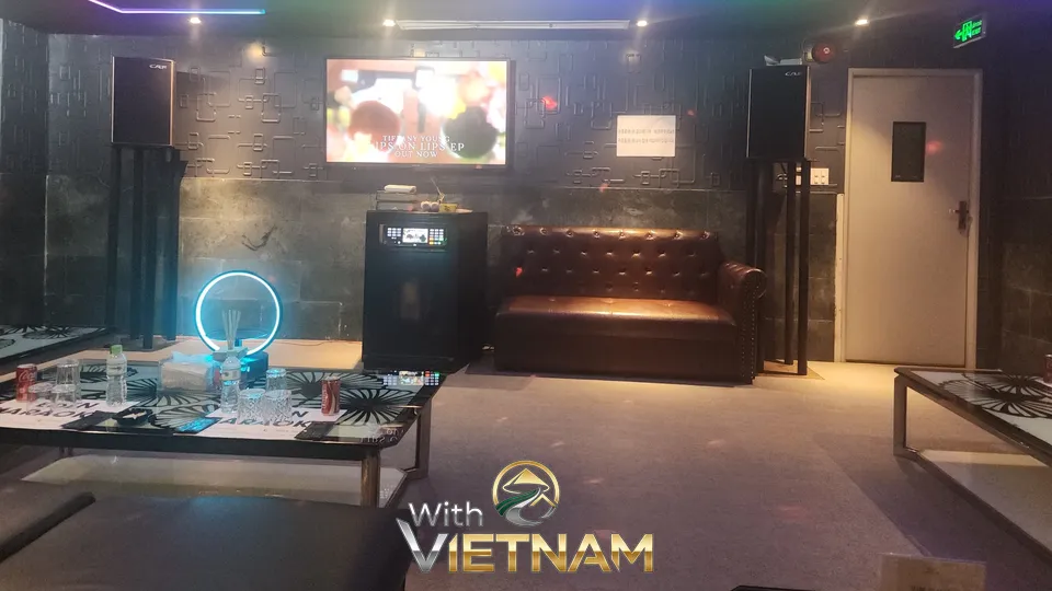 모던한 스타일의 가라오케 룸 내부