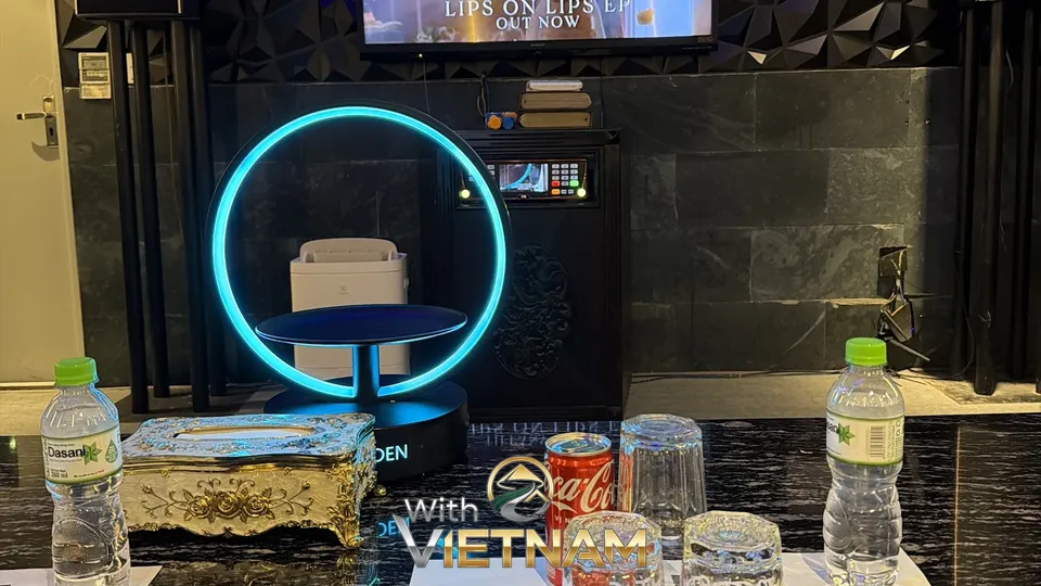 최신식 노래방 기기와 원형 조명 인테리어