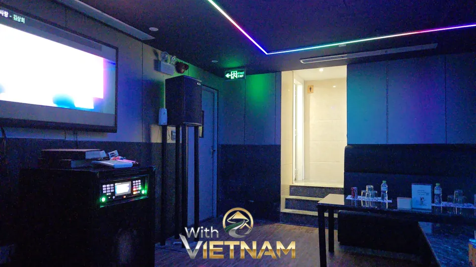 푸른빛 무드 조명이 아늑한 대형 룸 전경