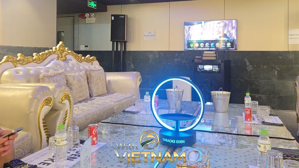 고급스러운 화이트 소파가 배치된 VIP 룸