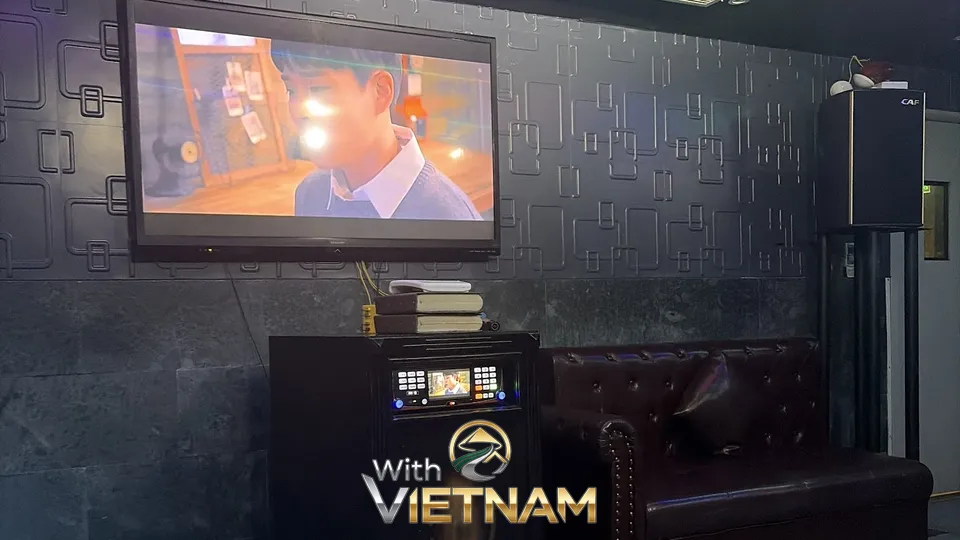 대형 모니터와 입체적인 벽면 디자인의 룸