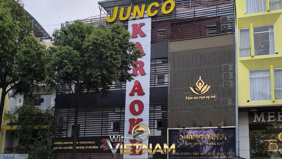 다낭에 위치한 준코 가라오케 건물 외관