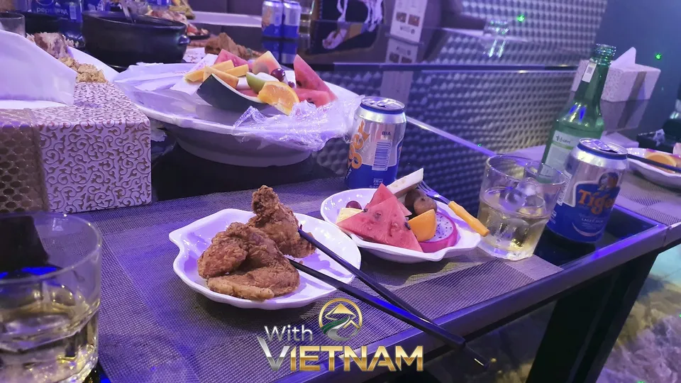 테이블 위에 차려진 프라이드치킨과 모듬 과일