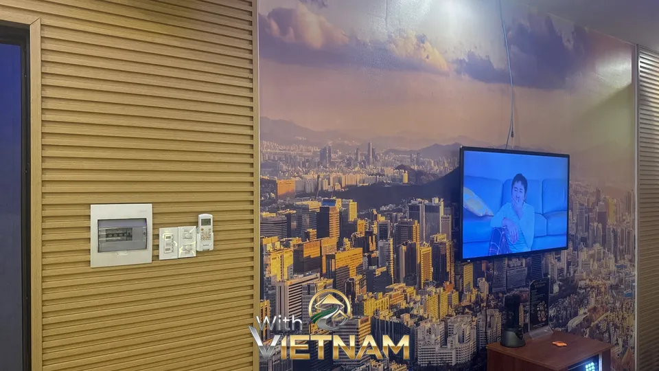 도시 야경 벽지와 모니터가 설치된 객실 벽면