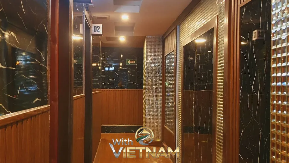 대리석 인테리어의 복도 전경