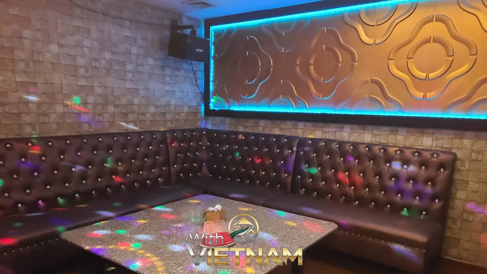 아늑한 대형 소파와 노래방 룸