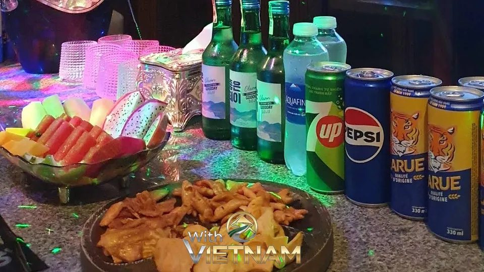 소주, 맥주, 과일 안주 등 기본 세팅