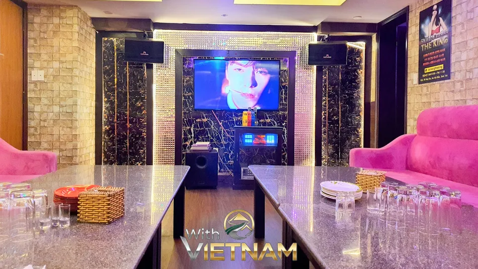 대형 화면이 구비된 쾌적한 룸 내부