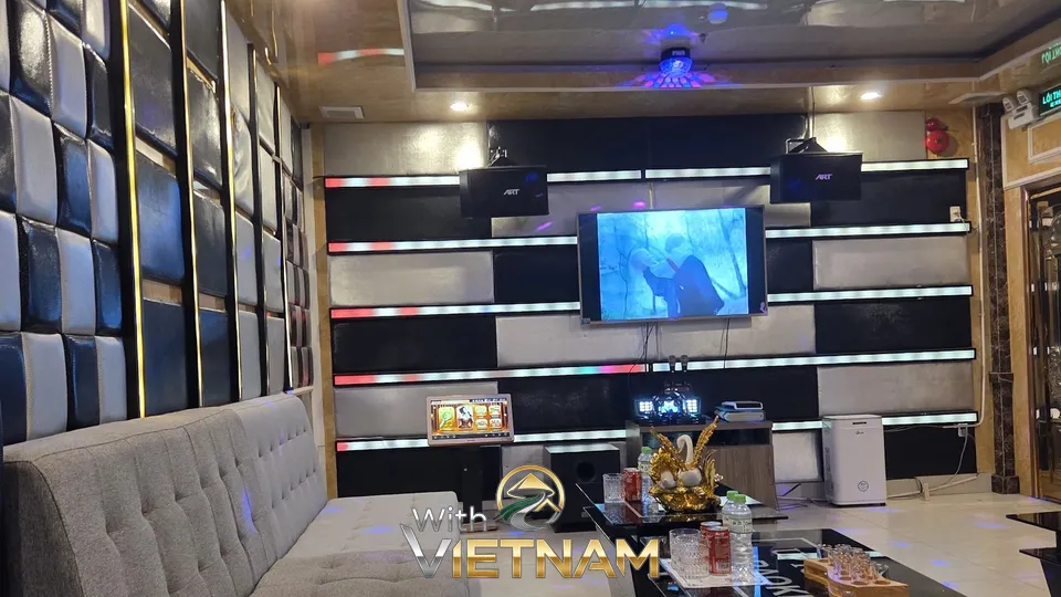 대형 스크린과 최신 설비를 갖춘 노래방 룸