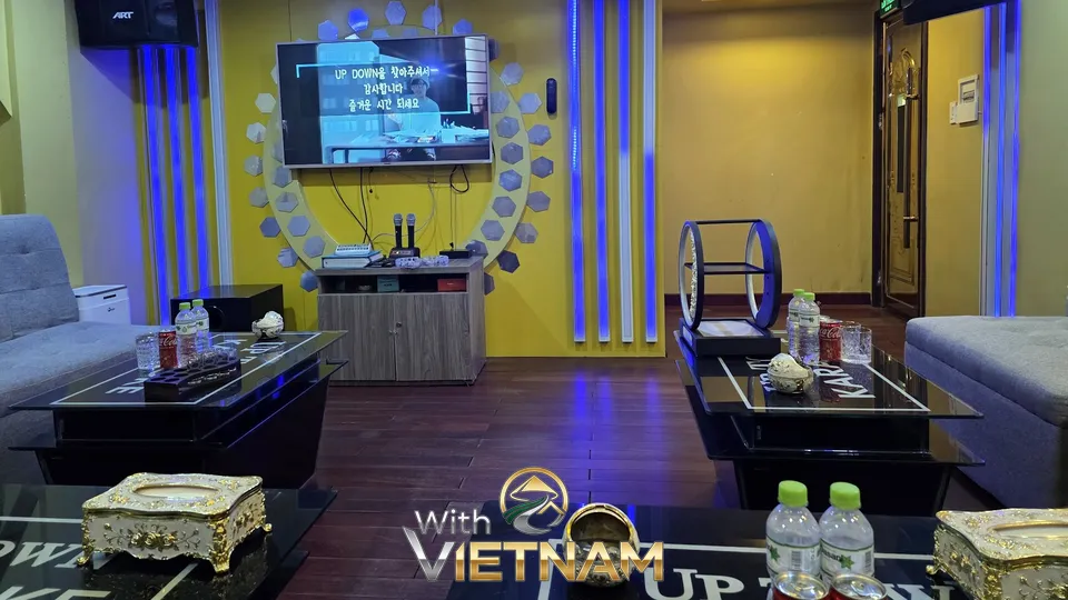 포인트 벽면이 돋보이는 깔끔한 룸 내부