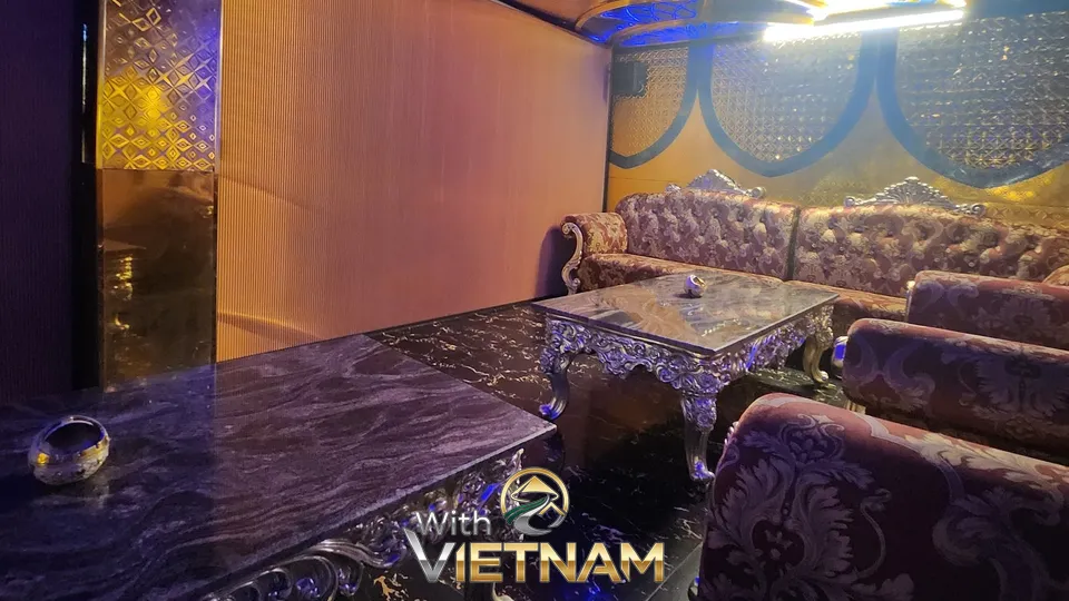 소파와 대리석 테이블이 있는 룸