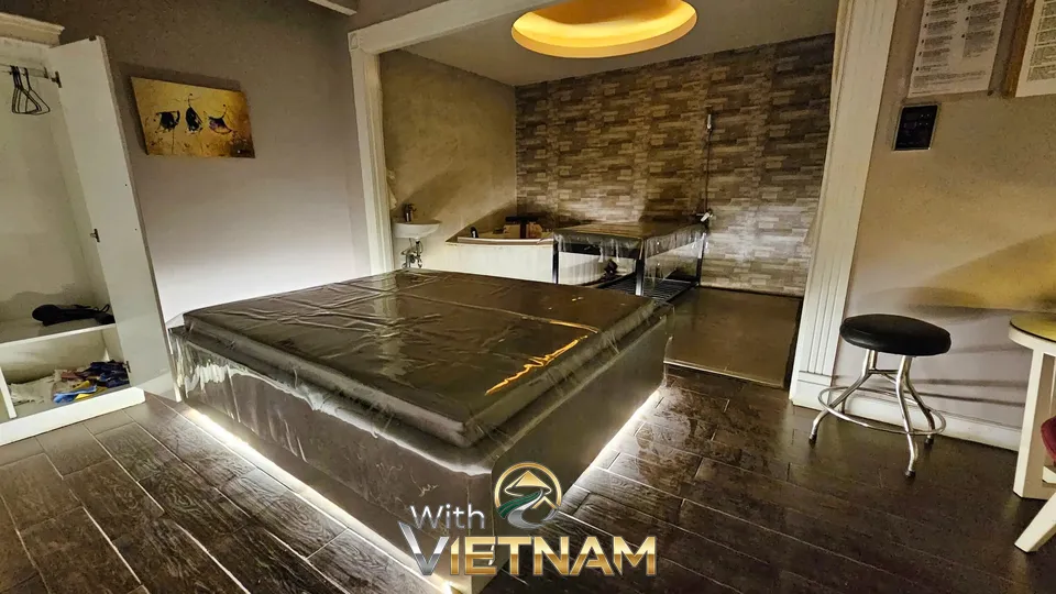 체리 스파의 마사지 베드와 욕실이 있는 방