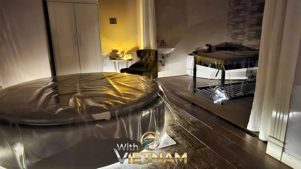 둥근 물침대가 있는 스파 룸