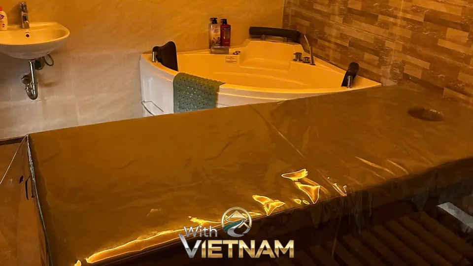 마사지 베드 옆의 대형 월풀 욕조